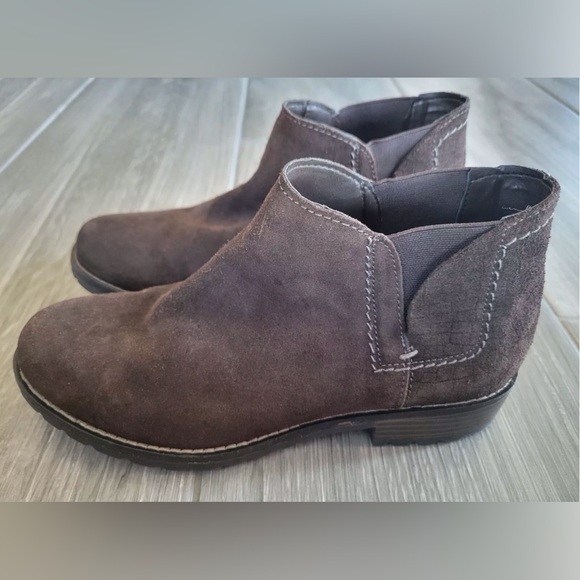 CLARKS WOMEN'S BOOTS BROWN SUEDE ANKLE BOOTIES SLIP ON SHOES WITH WOOD HEEL 6.5M - Picture 2 of 7